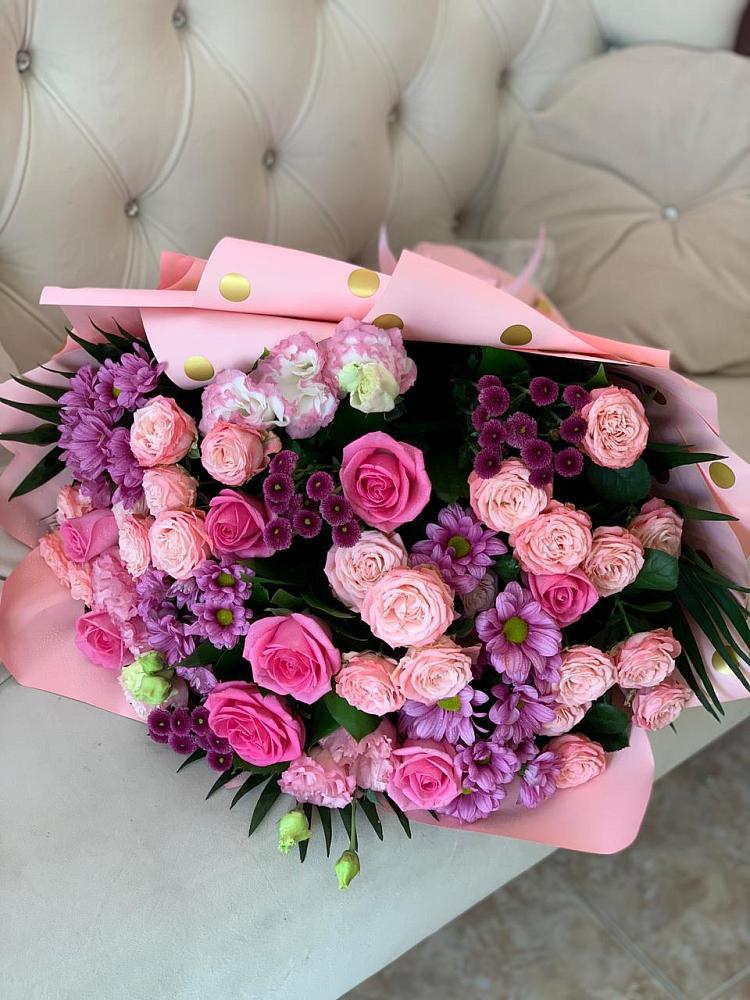 Букет цветов из: Хризантемы, Розы и Лизиантусы в Калининской Краснодарского края