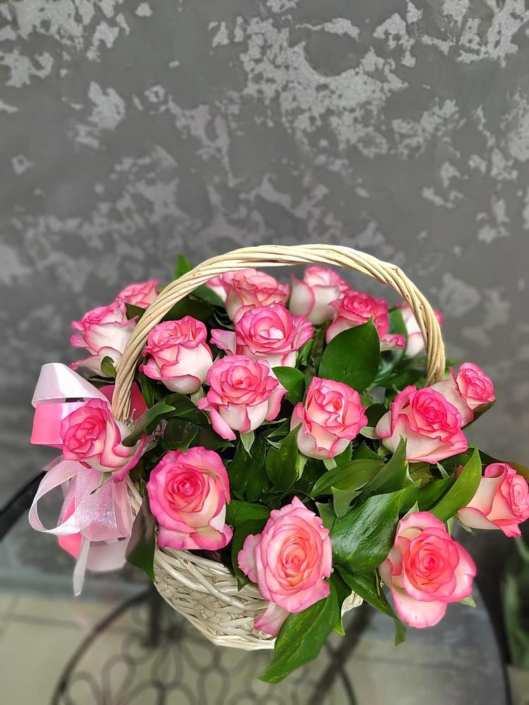 Цветочная композиция из Розы в корзине в Калининской Краснодарского края