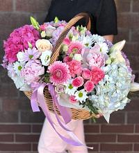 Композиция солнечный день в Калининской Краснодарского края Цветочная композиция из Розы, Хризантемы, Пионы и Лизиантусы в корзине в Калининской Краснодарского края