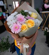 Букет цветов из:  Герберы, Розы и Хризантемы в Калининской Краснодарского края