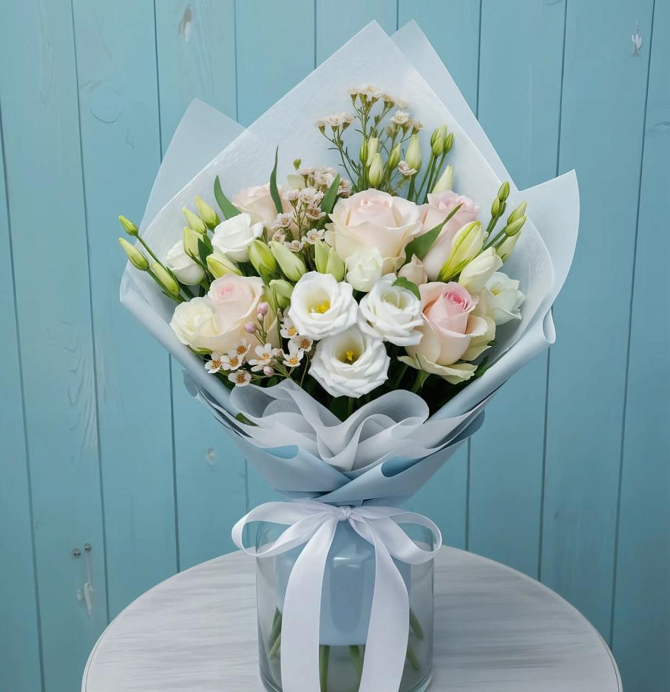 Букет цветов из: Розы и Лизиантусы в Калининской Краснодарского края