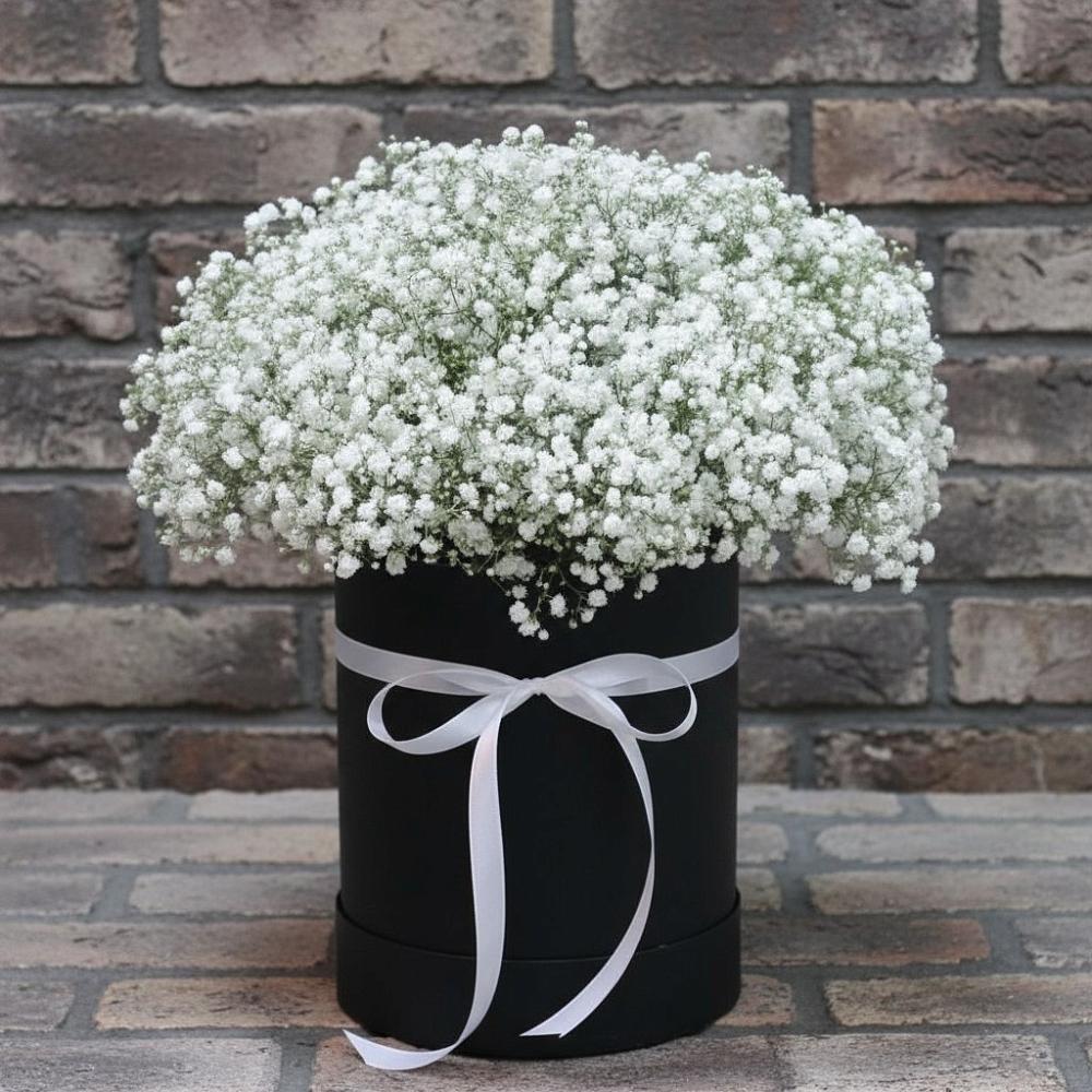 Цветочная композиция из Гипсофила в шляпной коробке в Калининской Краснодарского края