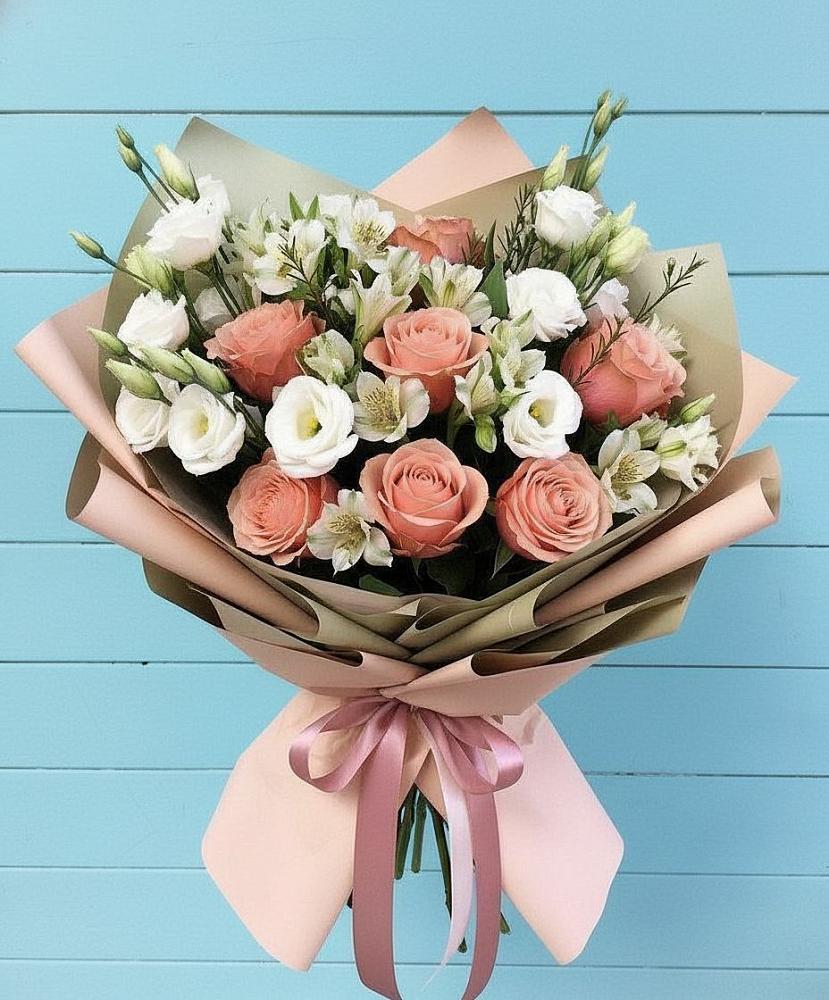Букет цветов из: Розы, Альстромерии и Лизиантусы в Калининской Краснодарского края