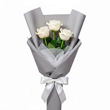 Букет 3 белые розы в Калининской Краснодарского края