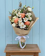 Букет цветов из:  Альстромерии, Лизиантусы, Розы и Хризантемы в Калининской Краснодарского края