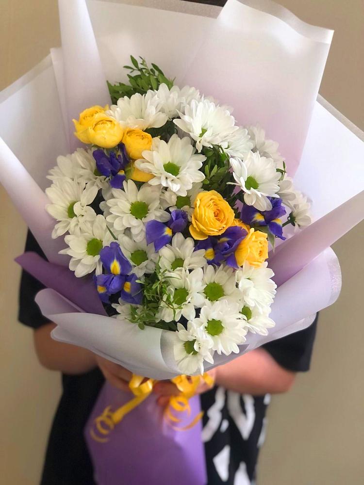 Букет цветов из: Ирисы, Хризантемы и Розы в Калининской Краснодарского края