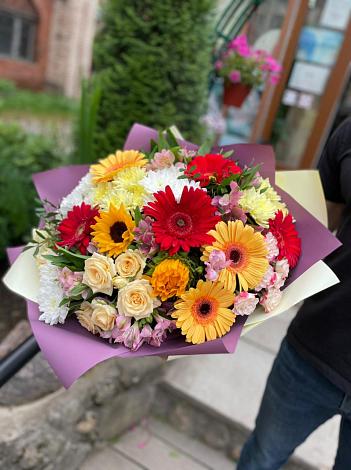 Букет цветов из: Герберы, Ромашки, Хризантемы, Розы и Подсолнухи в Калининской Краснодарского края