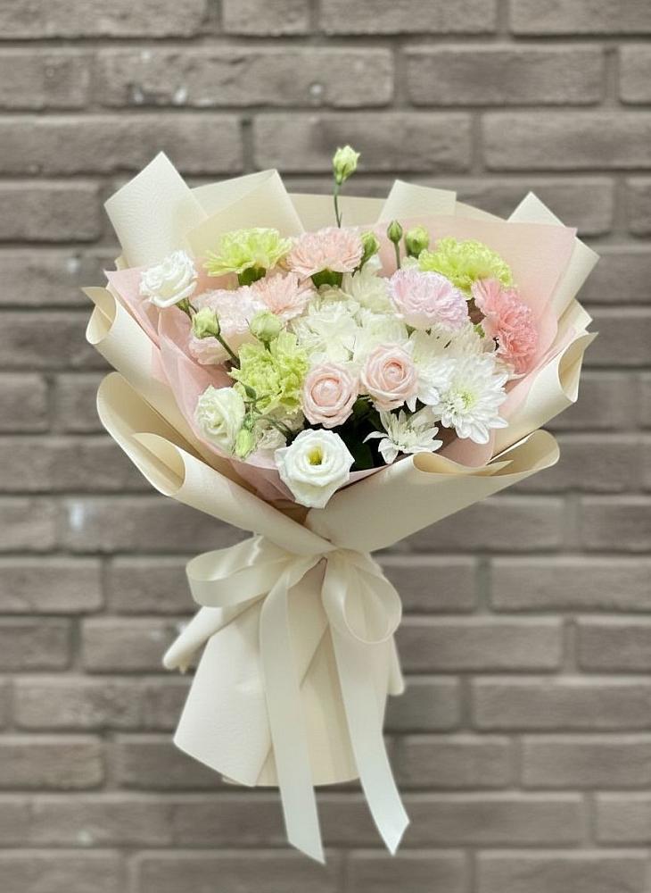 Букет цветов из: Гвоздики, Розы, Лизиантусы и Хризантемы в Калининской Краснодарского края