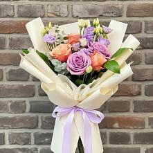 Букет цветов из:  Лизиантусы и Розы в Калининской Краснодарского края