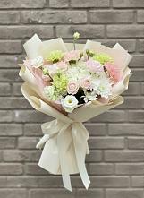 Букет цветов из:  Гвоздики, Розы, Лизиантусы и Хризантемы в Калининской Краснодарского края