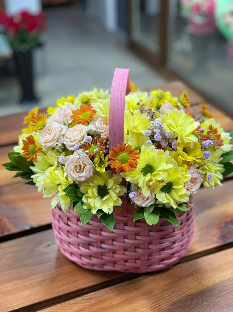 Цветочная композиция из Хризантемы и Розы в корзине в Калининской Краснодарского края