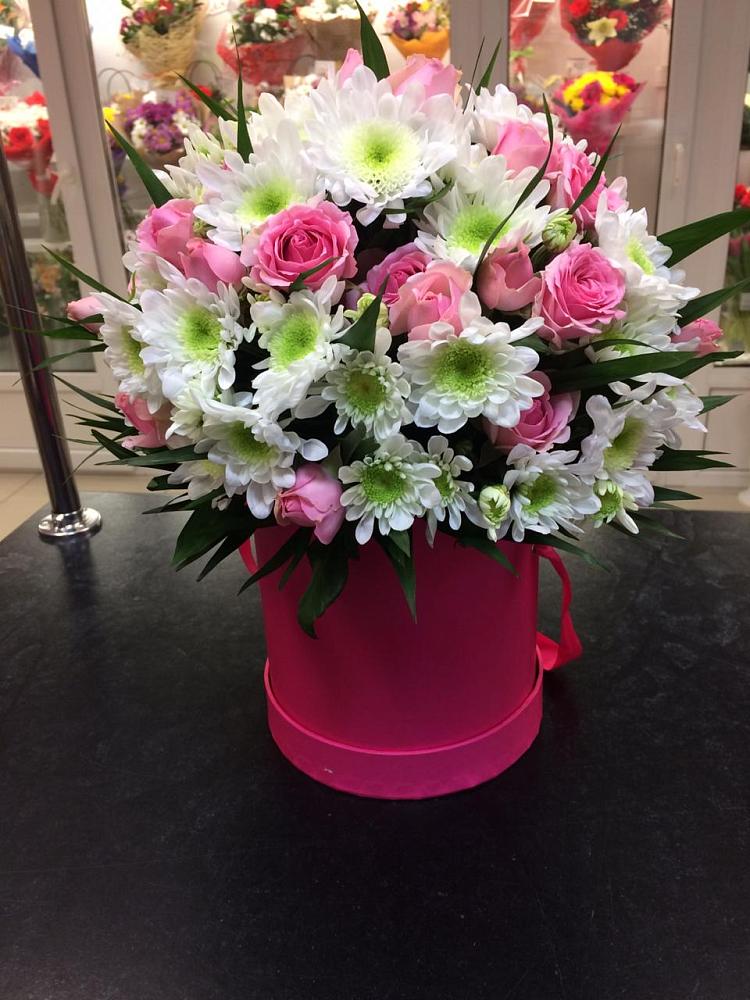 Цветочная композиция из Розы и Хризантемы в шляпной коробке в Калининской Краснодарского края