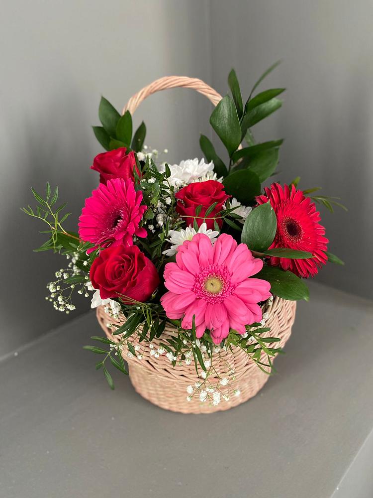 Цветочная композиция из Розы, Хризантемы и Герберы в корзине в Калининской Краснодарского края