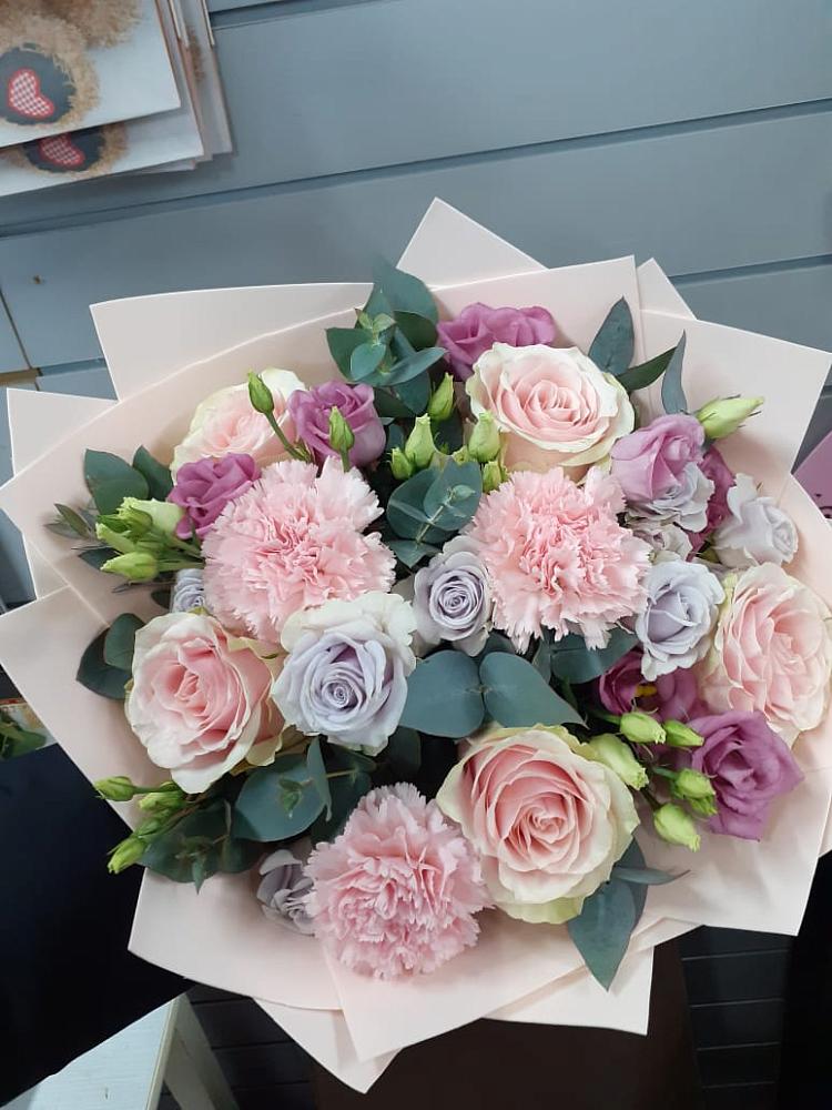 Букет цветов из: Розы, Гвоздики и Лизиантусы в Калининской Краснодарского края