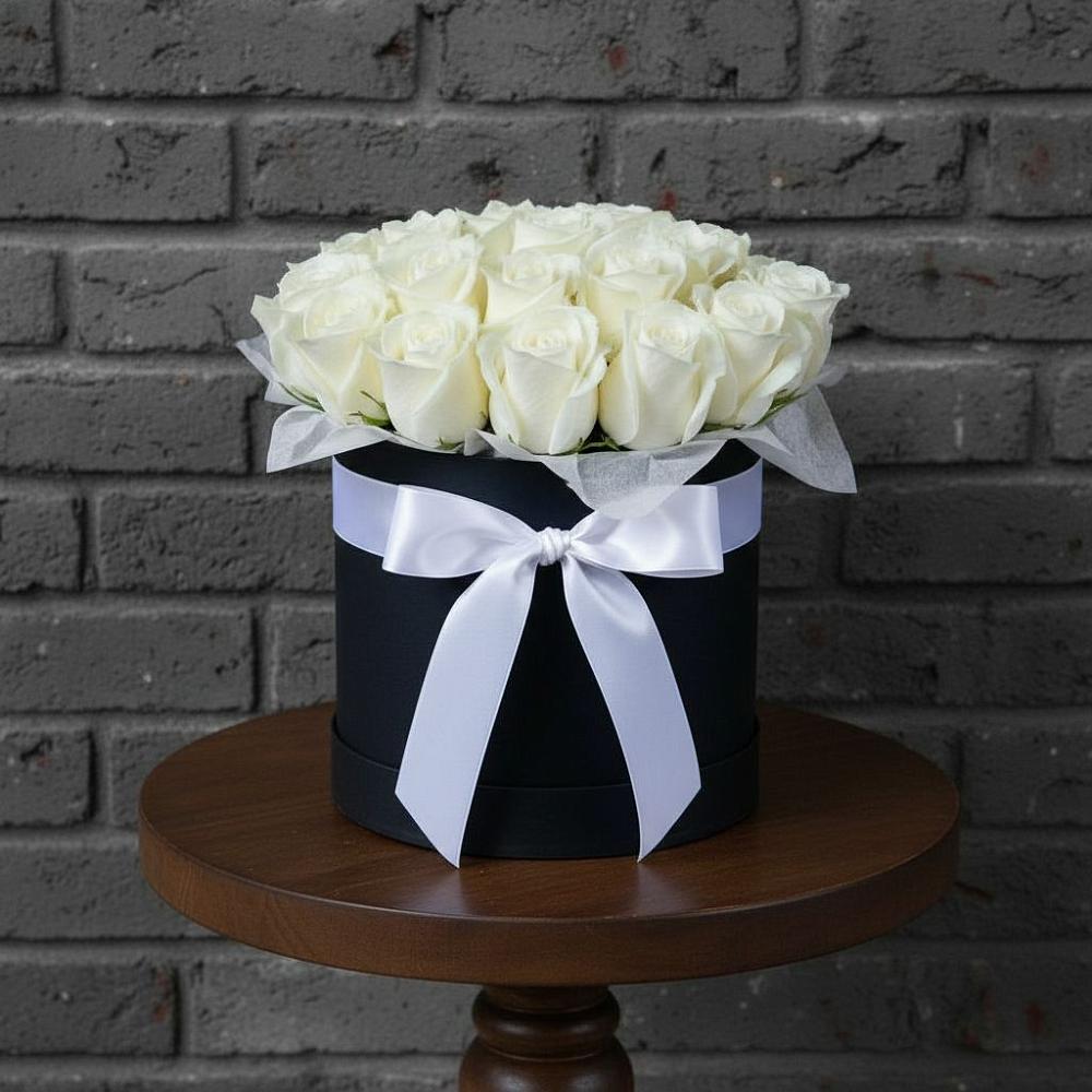 Цветочная композиция из Розы в шляпной коробке в Калининской Краснодарского края