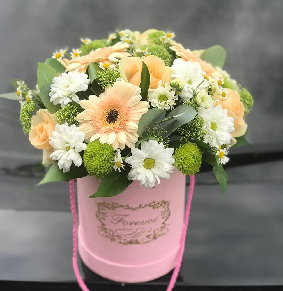 Цветочная композиция из Розы, Герберы и Хризантемы в шляпной коробке в Калининской Краснодарского края