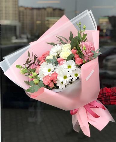 Букет цветов из: Розы, Лизиантусы и Хризантемы в Калининской Краснодарского края