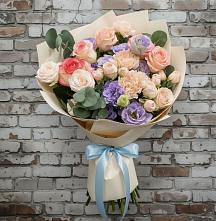 Букет цветов из:  Розы, Лизиантусы и Гвоздики в Калининской Краснодарского края