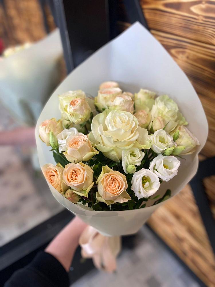 Букет цветов из: Розы и Лизиантусы в Калининской Краснодарского края